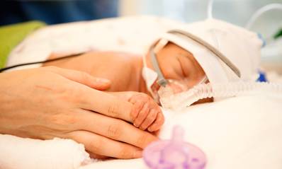 Baby auf der Intensivstation im Ostschweizer Kinderspital